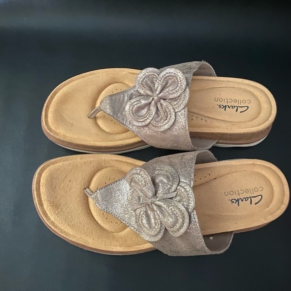 Clarks Collection taupe metallic women’s thongs shoe size 8.5M - Picture 4 of 7